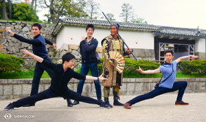 與城中武士合影。（左起：潘克歧、諶奕夫、張如日、日本武士和Joe Huang。（攝影：陳陽暮月）
