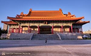 單簧管首席義夫甘尼•列茲尼克獨自一人漫步在國家音樂廳前。