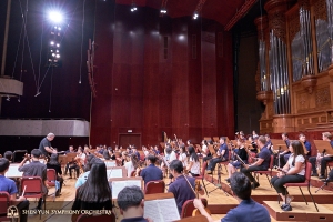 音樂家們在台北國家音樂廳進行首場演出前的最後排練。