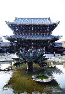 東本願寺前的蓮花噴泉水池。