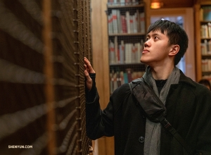 領舞演員巫琨璟在Palais Garnier博物館圖書館瀏覽陳列著舞蹈和歌劇書籍的書架。（攝影：舞蹈演員馮岳超）