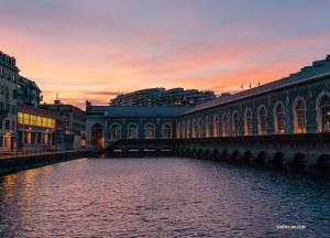 B&acirc;timent des Forces Motrice劇院夕照。（攝影：舞蹈演員馮岳超）