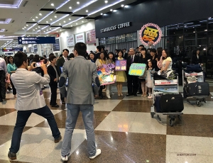 抵達台灣高雄機場後，指揮Milen Nachev被被粉絲包圍了。我們很高興開啟今年的台灣巡演之旅。
