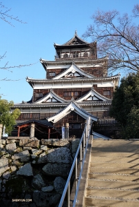 廣島城絕不令人失望，站在五層樓的主樓樓頂，可以一覽全城的風景。（攝影：領舞演員王琛）

